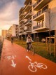 Pista de biciclete care traversează ansamblul Ozone Residence