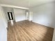 Living spatios finalizat într-o locuință Miroslava Residence — pardoseală din parchet laminat, tencuială mecanizată și tâmplărie PVC