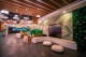 Lobby-ul recepției cu perete de mușchi stabilizat și branding Globalworth