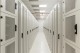 Culoar rece cu rack-uri de servere în data center-ul M247 din București