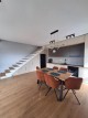 Apartament duplex - living cu scară interioară și bucătărie