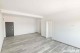 Living finisat — parchet laminat, uși albe